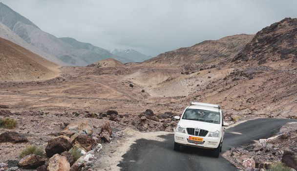 Ladakh, India - 18 jul 2015. Auto op bergweg in Ladakh, Noord-India. Ladakh is een dorre maar mooie regio gelegen in de staat Jammu en Kasjmir. - Foto, afbeelding