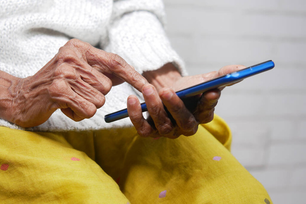  пожилые женщины руки с помощью смартфона крупным планом  - Фото, изображение