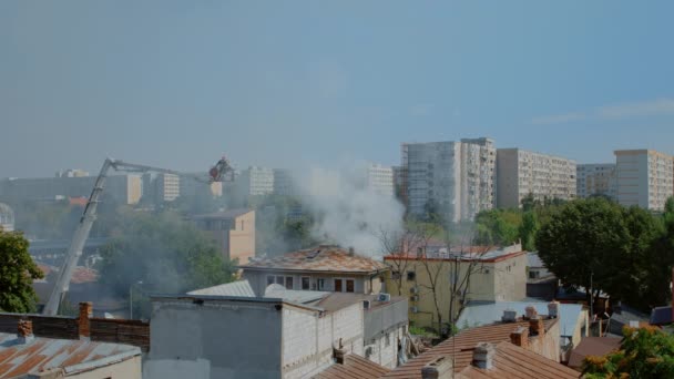 Вид на палаючий будинок і пожежників, які намагаються загасити вогонь
 - Кадри, відео