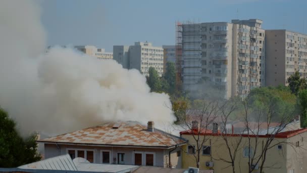 Vista de bombeiros usando água para extinguir o fogo da casa em chamas - Filmagem, Vídeo