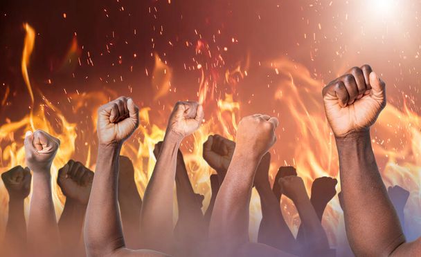 Поднятые руки африканских американцев сжались в кулаки на светлом фоне. Остановить расизм - Фото, изображение
