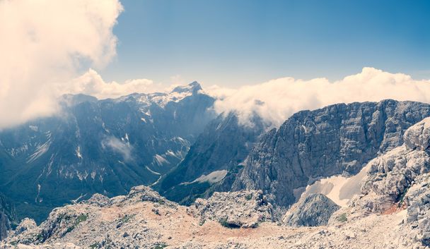 Panorama di una valle di montagna parzialmente coperta di nuvole
 - Foto, immagini