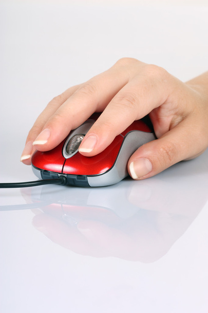 Ratón de ordenador y mano de mujer
 - Foto, imagen