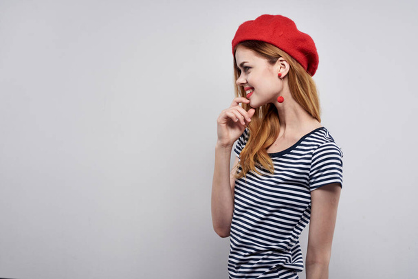 Όμορφη γυναίκα που φοράει κόκκινο καπέλο στο στούντιο. Υψηλής ποιότητας φωτογραφία - Φωτογραφία, εικόνα