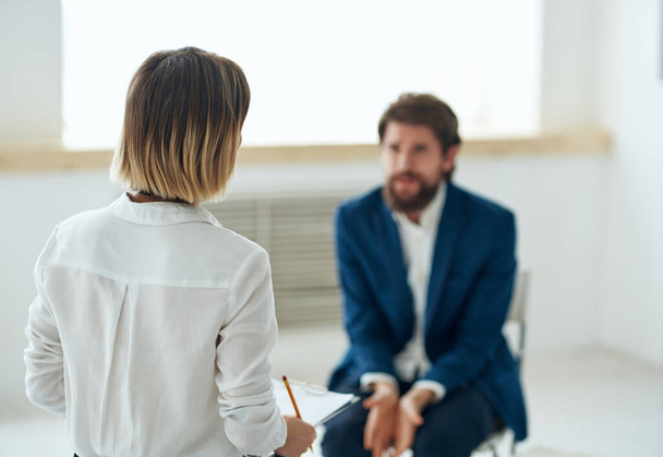 egy férfi a pszichológusoknál találkozót terápia stressz kezelés kommunikáció - Fotó, kép