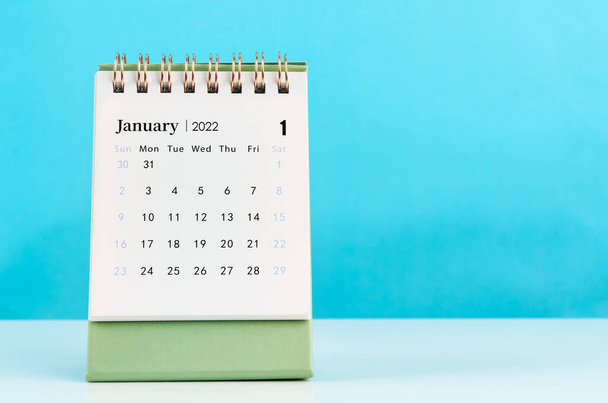 January 2022 desk calendar on blue background. - Zdjęcie, obraz