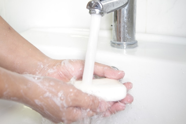 Se laver les mains avec du savon
 - Photo, image