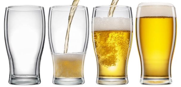 Σετ από τέσσερα ποτήρια με διαφορετικό επίπεδο μπύρας. Ρίχνει μπύρα στο ποτήρι της μπύρας που είναι απομονωμένο σε λευκό φόντο. Το αρχείο περιέχει διαδρομή αποκοπής. - Φωτογραφία, εικόνα