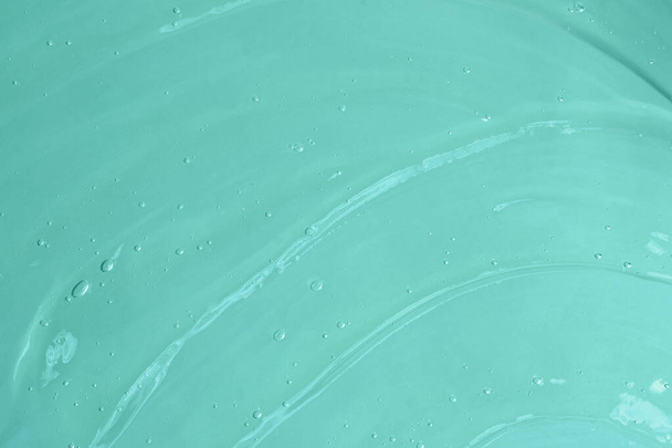 Jelly vlněné sérum s bublinami na modrém pozadí.Kosmetické nátěry aloe vera nebo antibakteriální gel. Dobrý jako mockup s kopírovacím prostorem.. - Fotografie, Obrázek