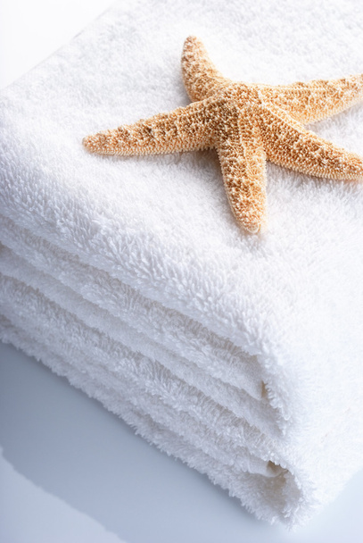 Toallas blancas y estrellas de mar
 - Foto, Imagen