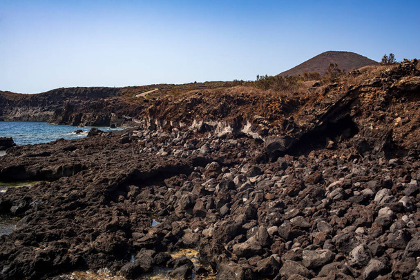 Veduta della scenografica scogliera di roccia lavica dell'isola di Linosa. Sicilia - Foto, immagini