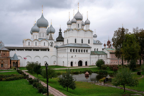 Näkymä ylösnousemuksen kirkkoon, katedraalintorin portti, oletuskatedraalin kupolit Rostov Kremlin Vladychy Dvorin lammesta, Rostov Veliky, Jaroslavlin alue - Valokuva, kuva
