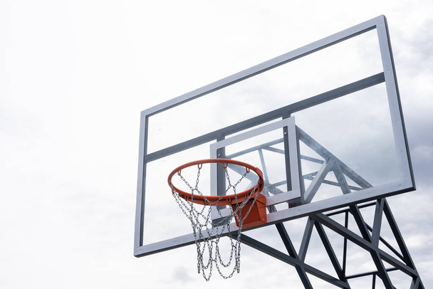 リングとバスケットボールのバックボード、カラー写真処理。赤で強調された黒と白の写真とリング。ゴールとしてバスケットボールバスケットに焦点を当てる. - 写真・画像