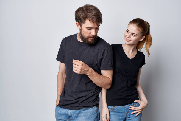 modieuze man en vrouw vriendschap communicatie romantiek dragen zonnebril licht achtergrond - Foto, afbeelding
