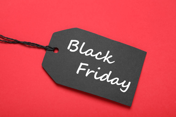 Black Friday tag on red background, top view - Foto, Imagen