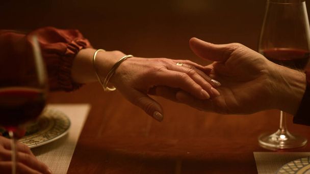 Le mani di coppia di amore più anziane che si toccano in ristorante. Relazioni familiari - Foto, immagini