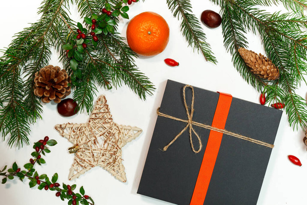 Vánoční mozaika na pohlednici se suchým ovocem, řemeslným papírem, dárková krabička, ručně vyráběné vánoční hračky - Fotografie, Obrázek