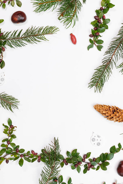 Karácsonyi mockup képeslaphoz száraz gyümölcsökkel, kézműves papírral, ajándékdobozzal, kézzel készített karácsonyi játékokkal - Fotó, kép