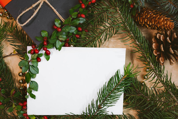 Vánoční mozaika na pohlednici se suchým ovocem, řemeslným papírem, dárková krabička, ručně vyráběné vánoční hračky - Fotografie, Obrázek