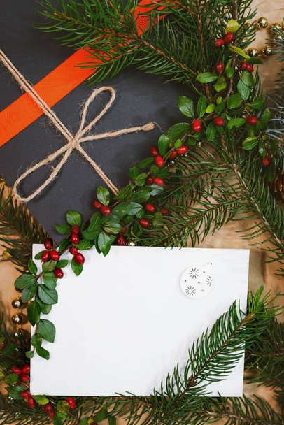 Kerstmockup voor ansichtkaart met droog fruit, ambachtelijk papier, geschenkdoos, handgemaakt kerstspeelgoed - Foto, afbeelding