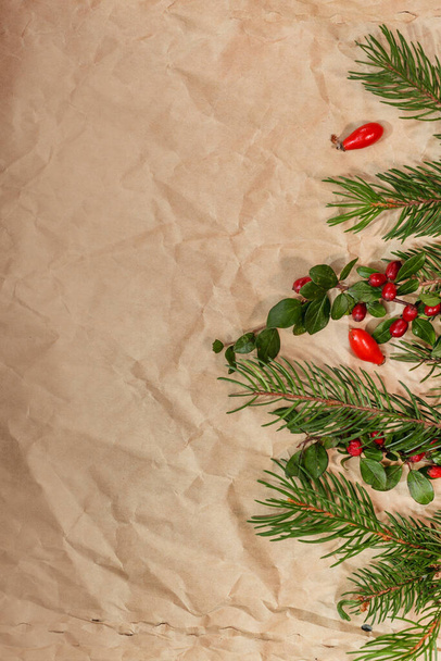 Рождественский макет для открытки с сухофруктами, ремесленной бумагой, подарочной коробкой, рождественскими игрушками ручной работы - Фото, изображение