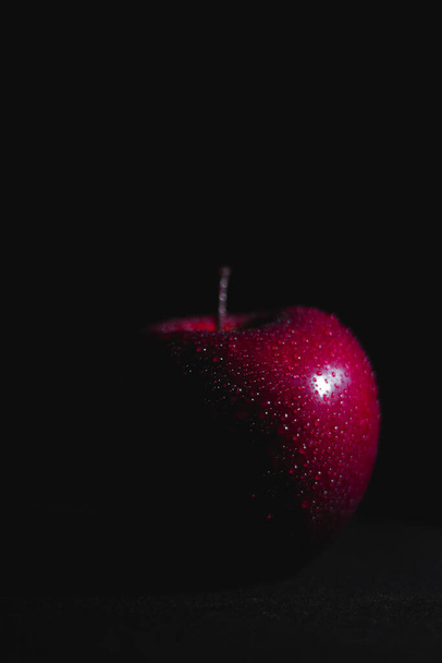 Elma meyvesi, soyut gölge, siyah arkaplan, kırmızı elma, damla su. - Fotoğraf, Görsel