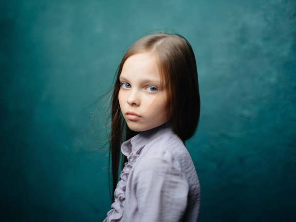 Κορίτσι με φόρεμα μακριά μαλλιά στούντιο πράσινο φόντο γκρο πλαν - Φωτογραφία, εικόνα