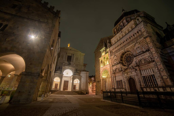 П'яцца Дуомо розташований всередині венеціанських мурів у верхньому місті Бергамо. - Фото, зображення