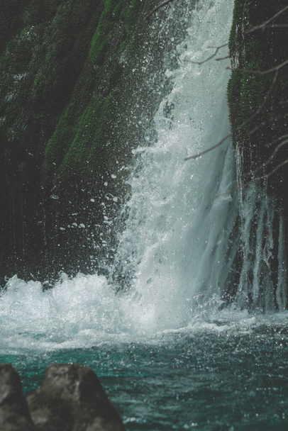 Cascada de agua clara, hermosa naturaleza, fresco - Foto, Imagen
