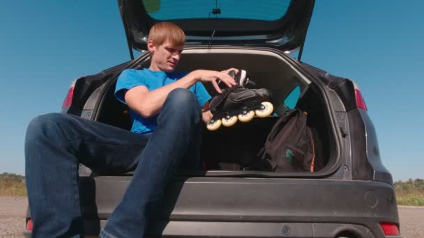 Homem jovem coloca em patins de rolo - Filmagem, Vídeo
