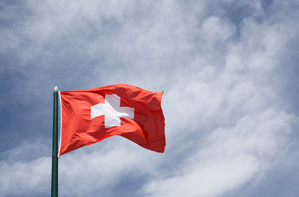 Drapeau de la Suisse sur un ciel
 - Photo, image
