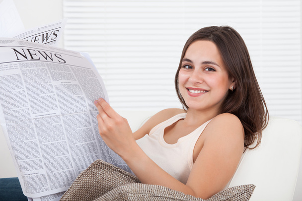 woman reading newspaper - Foto, imagen
