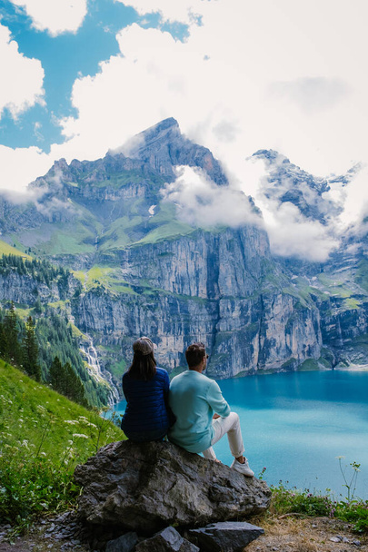 Atrakcyjny letni poranek nad unikalnym jeziorem Oeschinensee. Wspaniała scena plenerowa w Alpach Szwajcarskich z górą Bluemlisalp, lokalizacja miejscowości Kandersteg, Szwajcaria, Europa - Zdjęcie, obraz