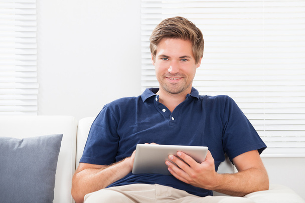 Uśmiechnięty człowiek korzystający z tabletu cyfrowego - Zdjęcie, obraz