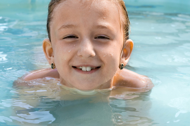дитина дівчина купається у воді
 - Фото, зображення