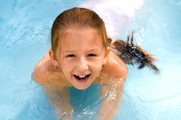 lapsi tyttö ui uima-altaassa
 - Valokuva, kuva