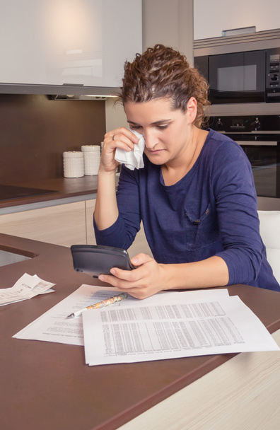 Безробітна жінка з переглядом боргів щомісячні рахунки
 - Фото, зображення