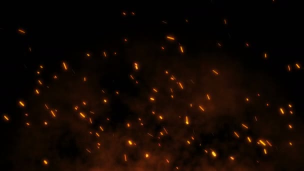 Ardientes chispas rojas y calientes vuelan lejos de un gran fuego en el cielo nocturno - Imágenes, Vídeo