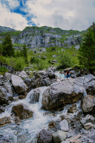 Belle matinée d'été sur l'unique lac Oeschinensee. Magnifique scène extérieure dans les Alpes suisses avec montagne Bluemlisalp, village de Kandersteg, Suisse, Europe - Photo, image