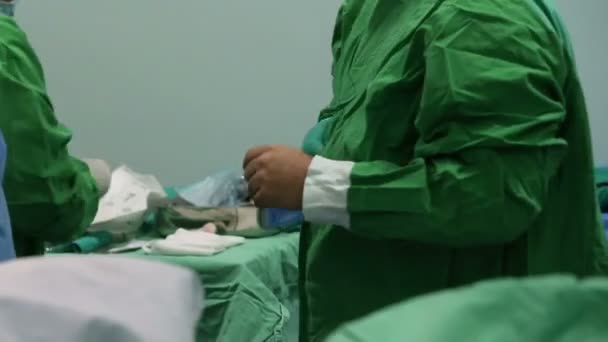 Assistant putting gloves to the surgeon to avoid contamination - Footage, Video