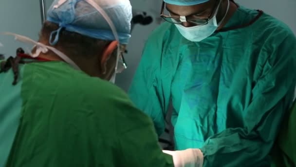 Leikkaussalissa työskentelevät lääkäri ja avustaja
 - Materiaali, video