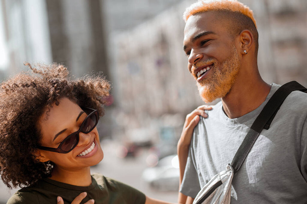 Una coppia felice che fa selfie per strada e sembra contenta - Foto, immagini