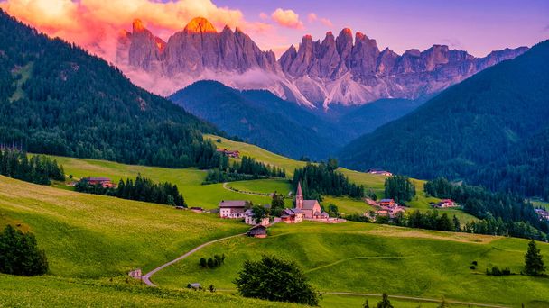 Village de Santa Magdalena à Val di Funes sur les Dolomites italiennes. Vue automnale sur la vallée avec des arbres colorés et Odle groupe de montagne sur le fond. Italie - Photo, image