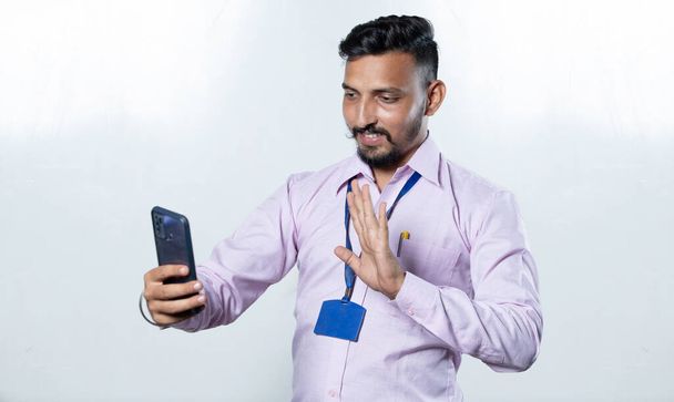 Hombre de ventas indio en videollamada tejiendo la mano hacia la cámara - Foto, imagen