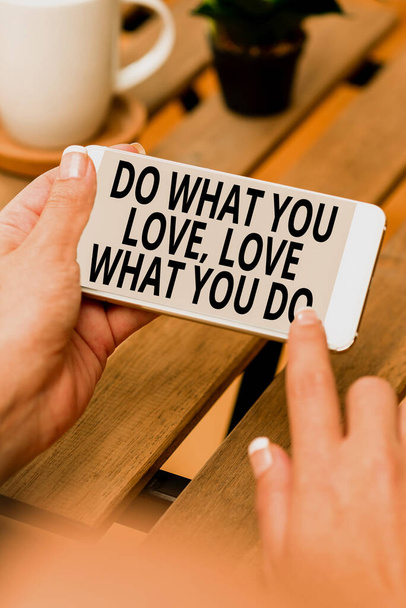 Käsikirjoitus merkki Do What You Love What You Do. Sana kirjoitettu voit tehdä juttuja nautit siitä työskennellä paremmissa paikoissa sitten Ääni ja video Calling kyvyt yhdistää ihmisiä yhteen - Valokuva, kuva