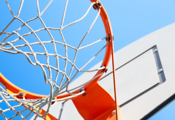 basketbalový koš na pozadí modré oblohy - Fotografie, Obrázek