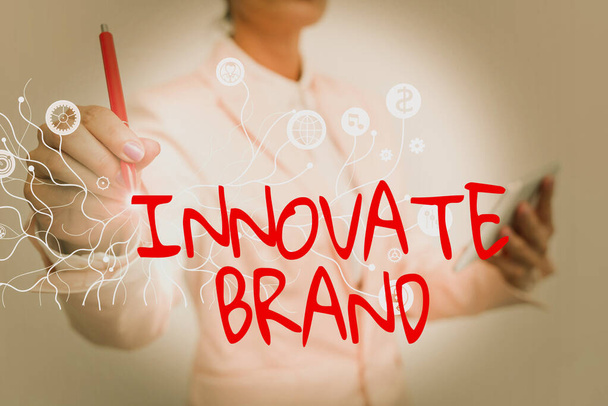 Написання тексту Innovate Brand. Бізнес вітрина значуща для інноваційних продуктів, послуг і більше леді в уніфікованій стійці і холдингу планшет показуючи футуристичні технології
. - Фото, зображення