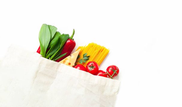 Eko taška se zeleninou a špagetami na bílém pozadí. Složky na vaření. Detailní záběr - Fotografie, Obrázek