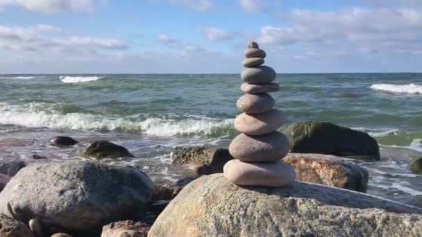 Stenen stapel in de buurt van golvende zee - Video
