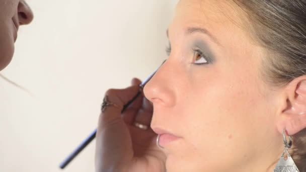 Augen Make-up mit einer kleinen Bürste - Filmmaterial, Video